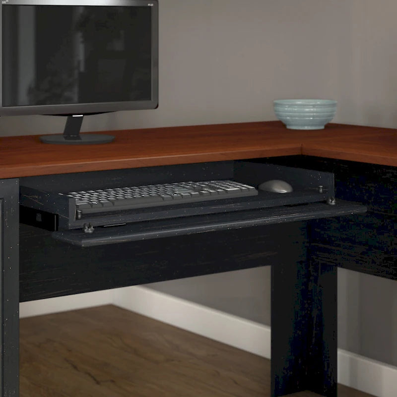 Bureau d'angle Fairview 60 W avec tiroirs et espaces de rangement de Bush Furniture