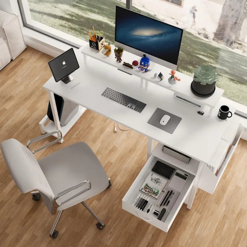 Bureau d'ordinateur moderne avec multiprise, supports pour deux moniteurs et 2 tiroirs pour le bureau à domicile ou l'organisation d'études