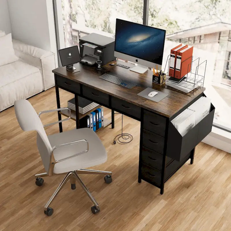Bureau d'ordinateur moderne avec multiprise, supports pour deux moniteurs et 2 tiroirs pour le bureau à domicile ou l'organisation d'études
