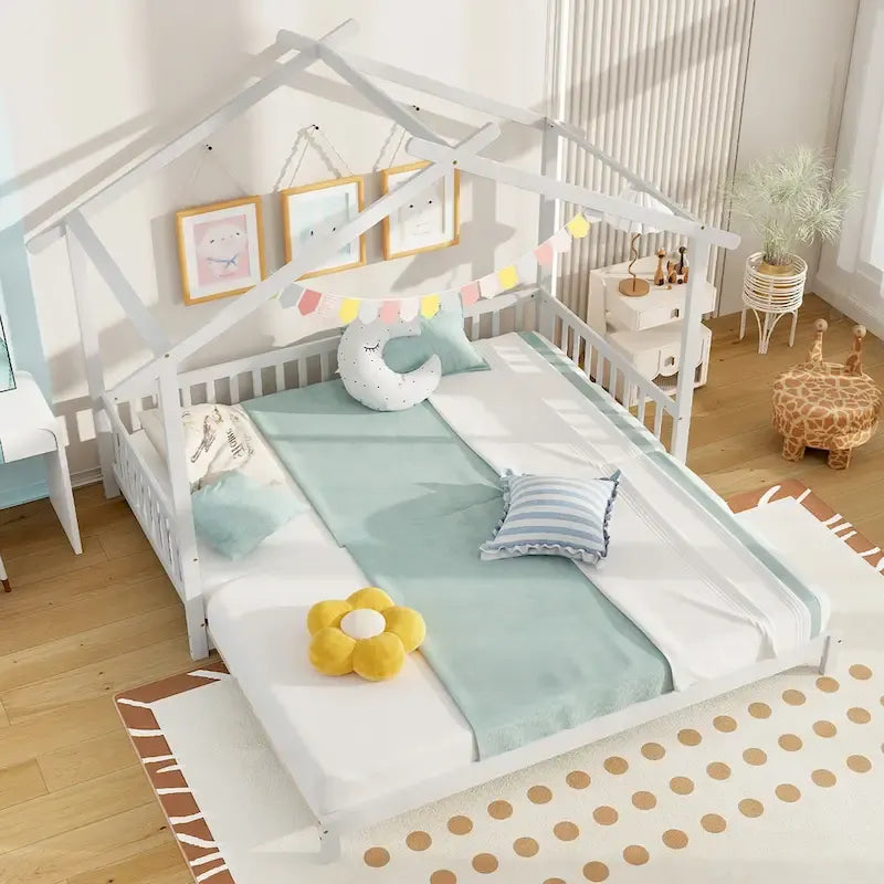 Gymax Lit cabane en bois, taille double à très grand lit avec barrières de sécurité et décors