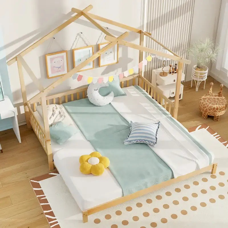 Gymax Lit cabane en bois, taille double à très grand lit avec barrières de sécurité et décors