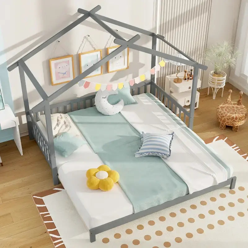 Gymax Lit cabane en bois, taille double à très grand lit avec barrières de sécurité et décors
