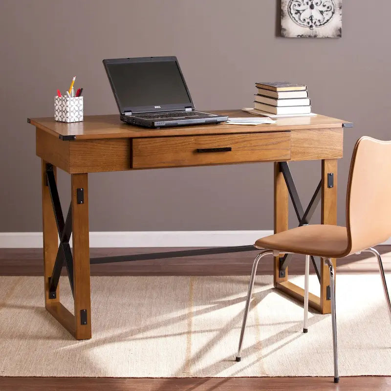 Bureau réglable en hauteur Carlan en pin vieilli de SEI Furniture