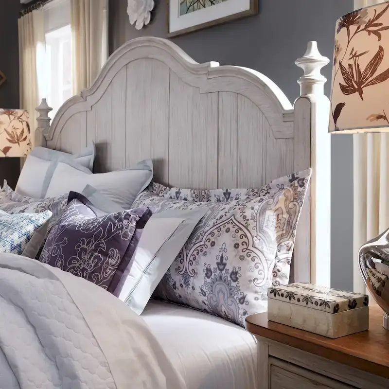 Lit à baldaquin king Farmhouse Reimagined Antique White and Chestnut