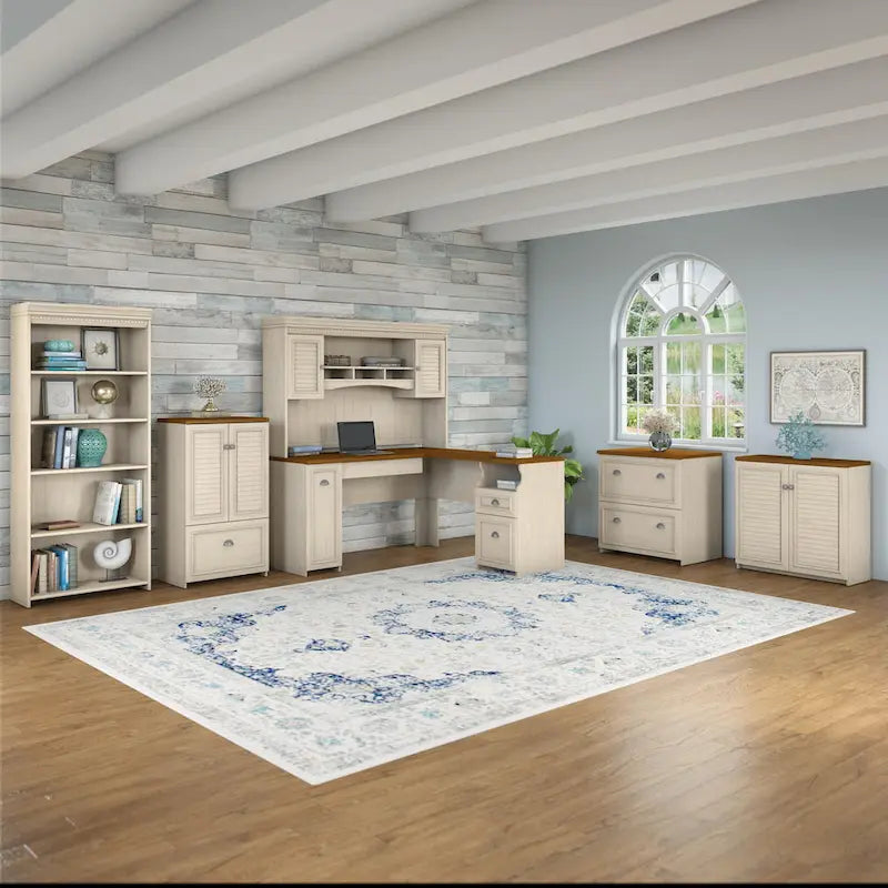 Bureau d'angle en L 60 W Fairview avec huche et bibliothèque de Bush Furniture