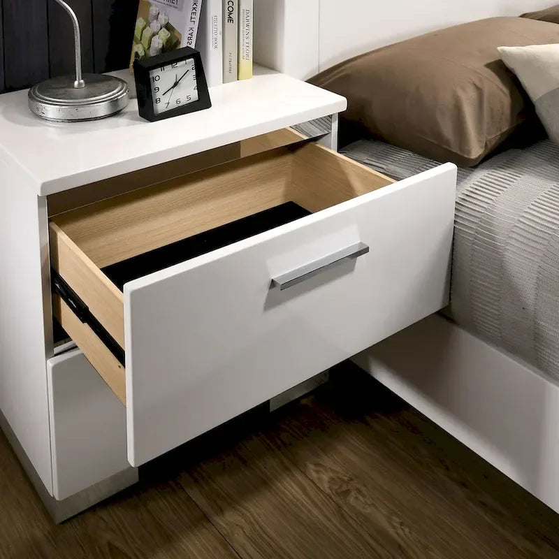 Ensemble de lit 3 pièces contemporain de la collection Champs, avec panneau en bois massif de taille Queen et port USB, par Furniture of America