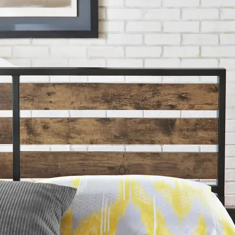 Lit plateforme bas en métal Aabira avec panneaux finition bois par iNSPIRE Q Classic