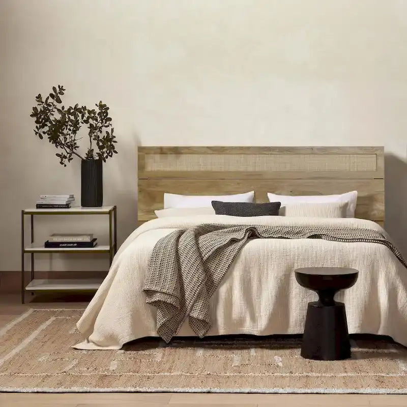 Tête de lit en bois manufacturé au fini chêne avec dessus en rotin naturel, très grand lit ou grand lit