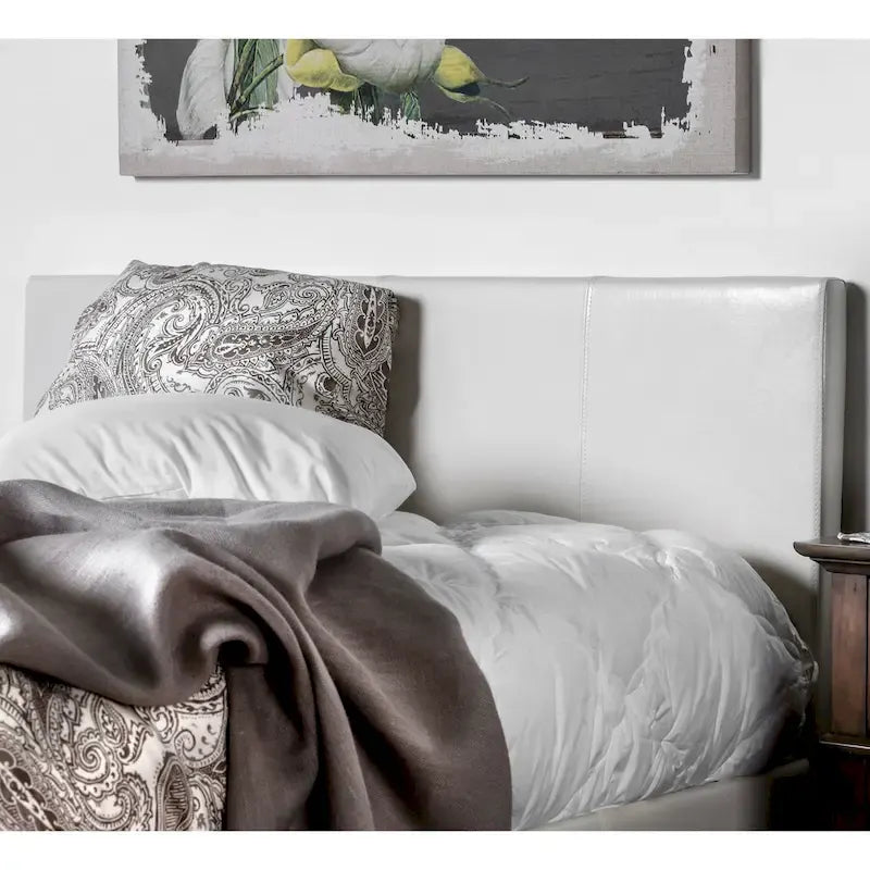 Lit plateforme moderne King en similicuir Lala de Furniture of America