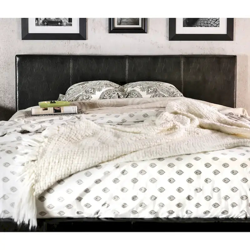 Lit plateforme moderne King en similicuir Lala de Furniture of America