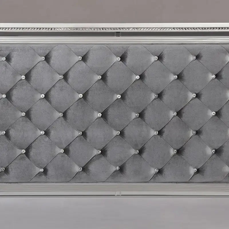 Lit à panneaux rembourré en tissu argenté Seleena Glam avec boutons capitonnés par Furniture of America