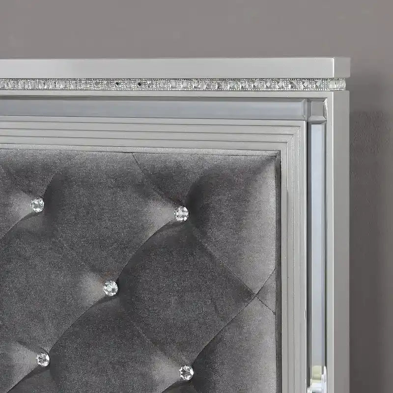 Lit à panneaux rembourré en tissu argenté Seleena Glam avec boutons capitonnés par Furniture of America