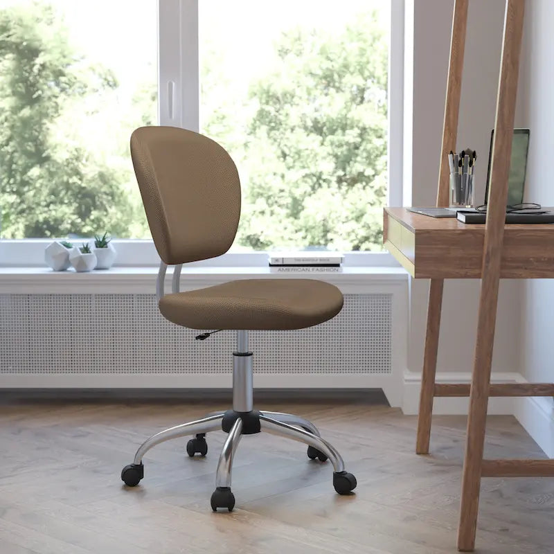 Chaise de bureau pivotante à roulettes, dossier mi-hauteur en maille filet, rembourrée, avec piètement chromé