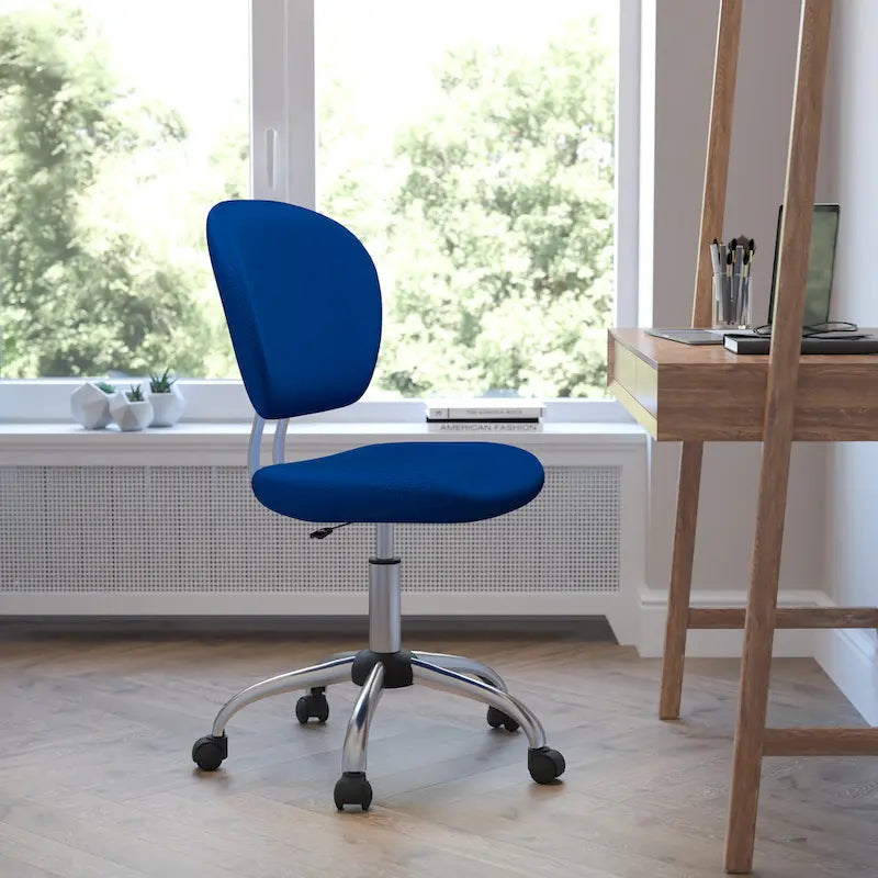 Chaise de bureau pivotante à roulettes, dossier mi-hauteur en maille filet, rembourrée, avec piètement chromé