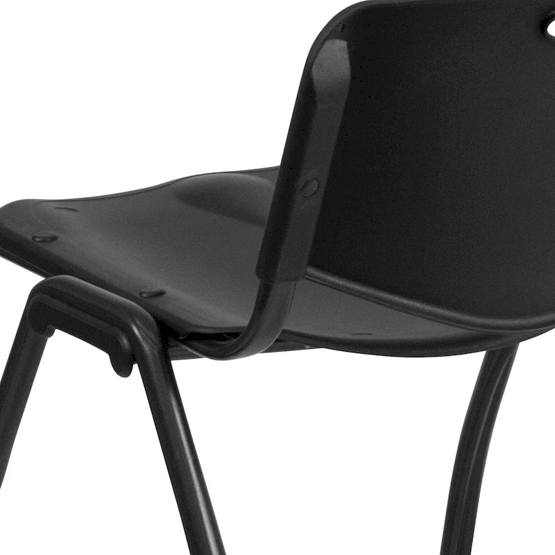 Chaise empilable industrielle en plastique de 400 kg avec poignée de transport