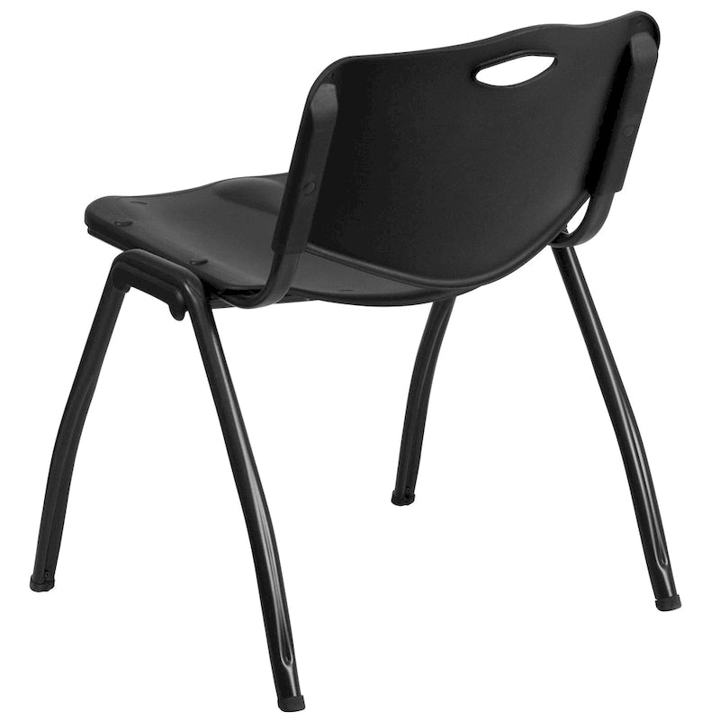 Chaise empilable industrielle en plastique de 400 kg avec poignée de transport