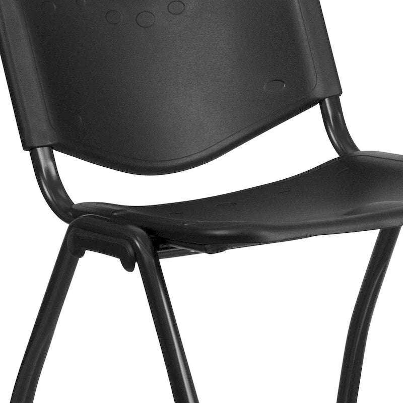 Chaise empilable industrielle en plastique de 400 kg avec poignée de transport