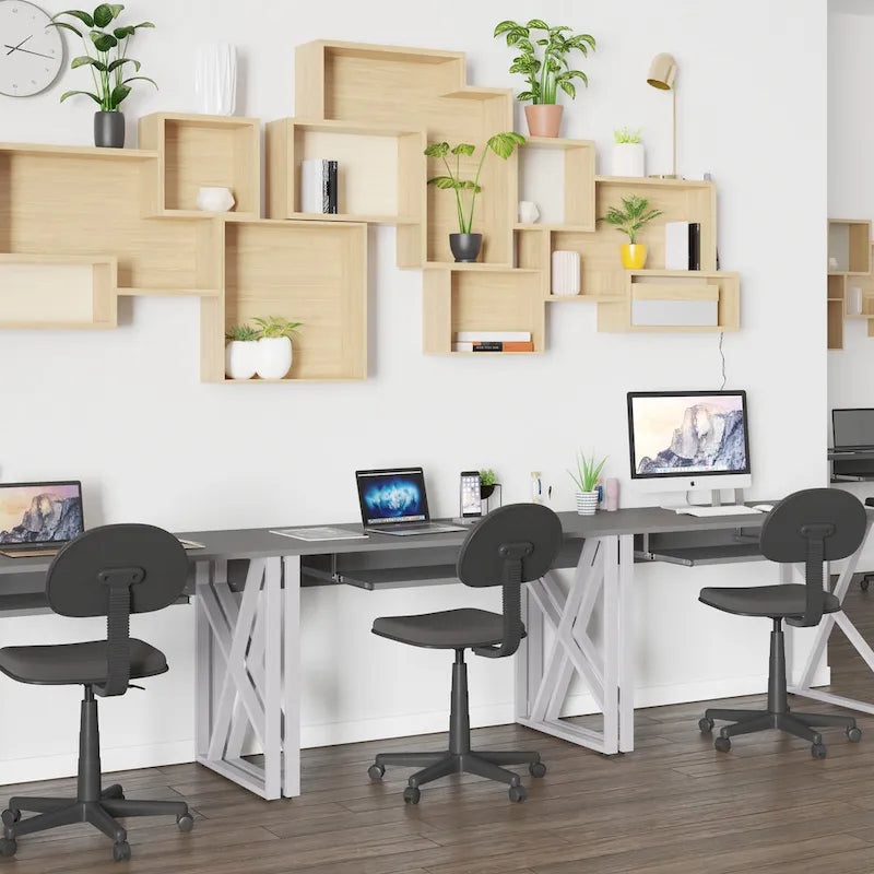 Bureau informatique avec tablette coulissante pour clavier et cadre en croisillons