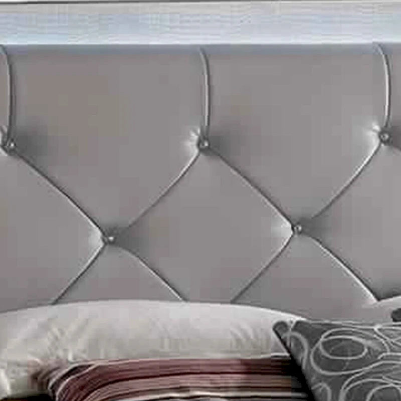 Lit queen-size ou king-size texturé avec des accents de garniture argentée, beige