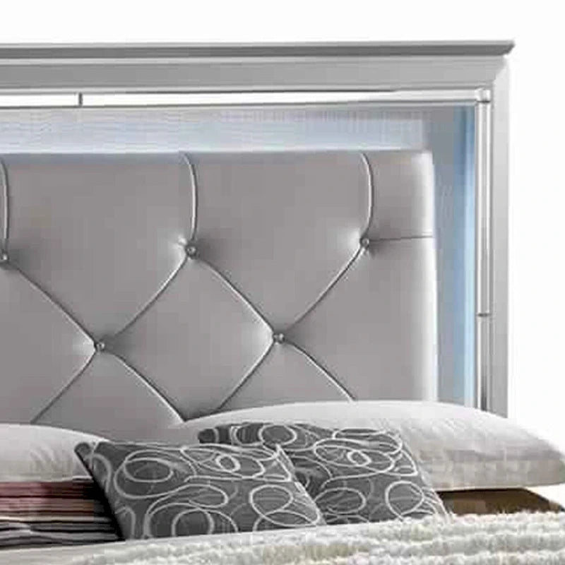 Lit queen-size ou king-size texturé avec des accents de garniture argentée, beige