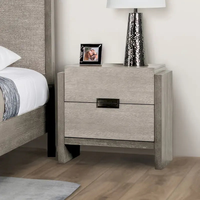 Ensemble de chambre Furniture of America Cruz contemporain gris en bois massif 6 pièces : lit, 2 tables de nuit, commode, coiffeuse et miroir