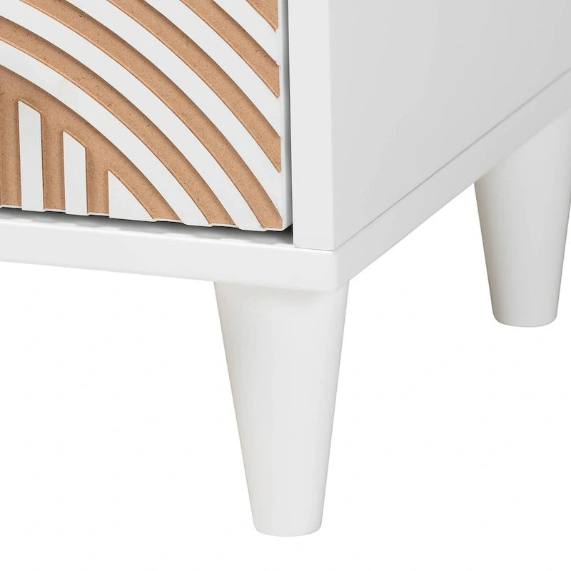 Ensemble de chambre Louetta Coastal White avec détails sculptés et contrastés (3 ou 4 pièces, plusieurs tailles de lit)