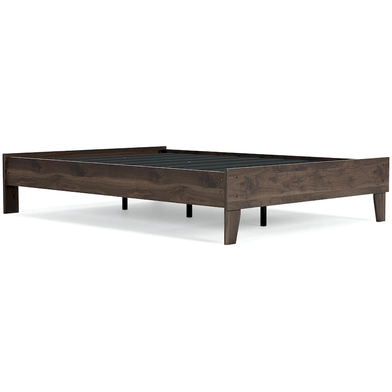 Lit plateforme Calverson Mocha de Signature Design by Ashley avec 2 tables de chevet