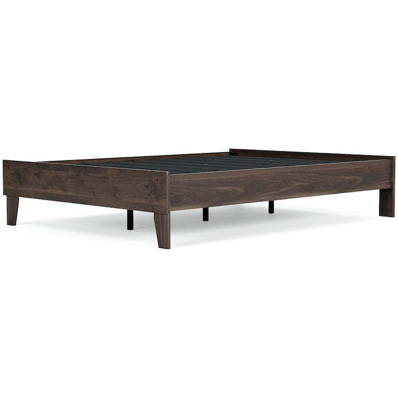 Lit plateforme Calverson Mocha de Signature Design by Ashley avec 2 tables de chevet