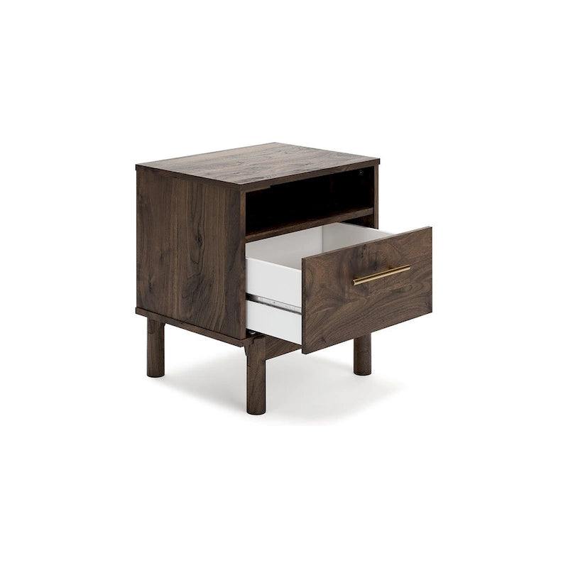 Lit plateforme Calverson Mocha de Signature Design by Ashley avec 2 tables de chevet