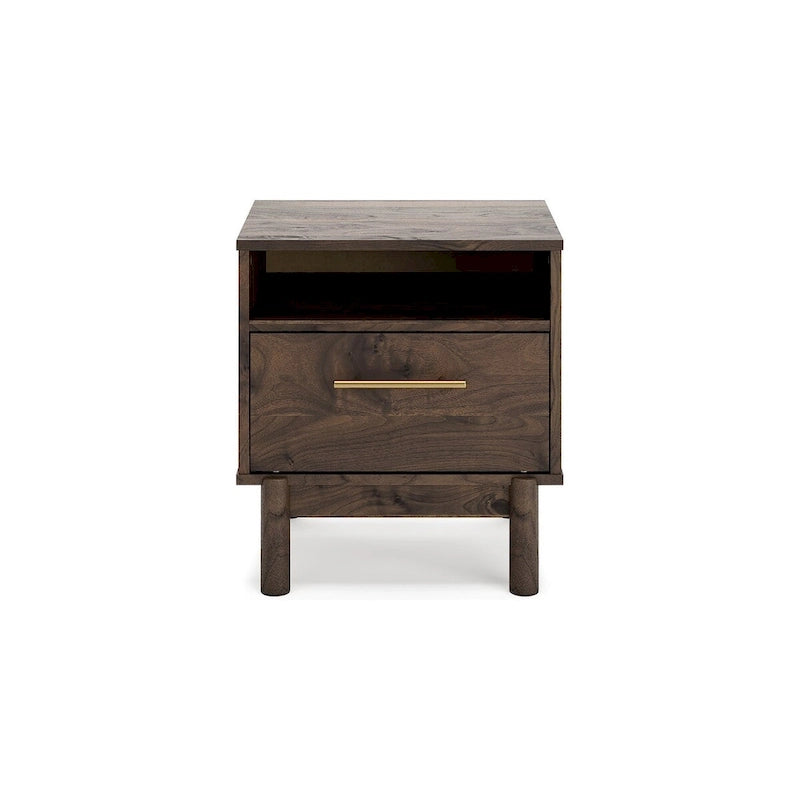 Lit plateforme Calverson Mocha de Signature Design by Ashley avec 2 tables de chevet
