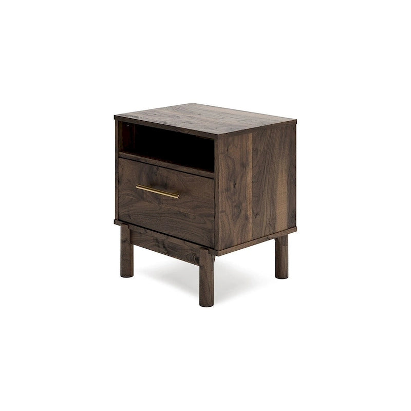 Lit plateforme Calverson Mocha de Signature Design by Ashley avec 2 tables de chevet