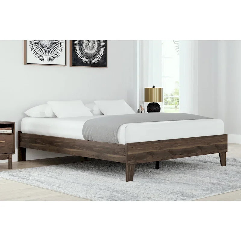 Lit plateforme Calverson Mocha de Signature Design by Ashley avec 2 tables de chevet