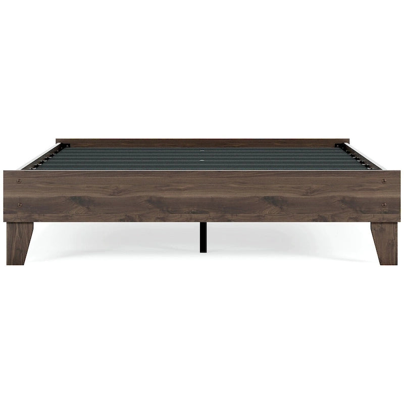 Lit plateforme Calverson Mocha de Signature Design by Ashley avec 2 tables de chevet