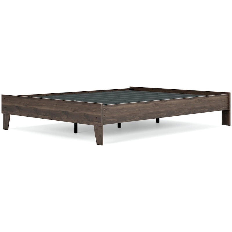 Lit plateforme Calverson Mocha de Signature Design by Ashley avec 2 tables de chevet