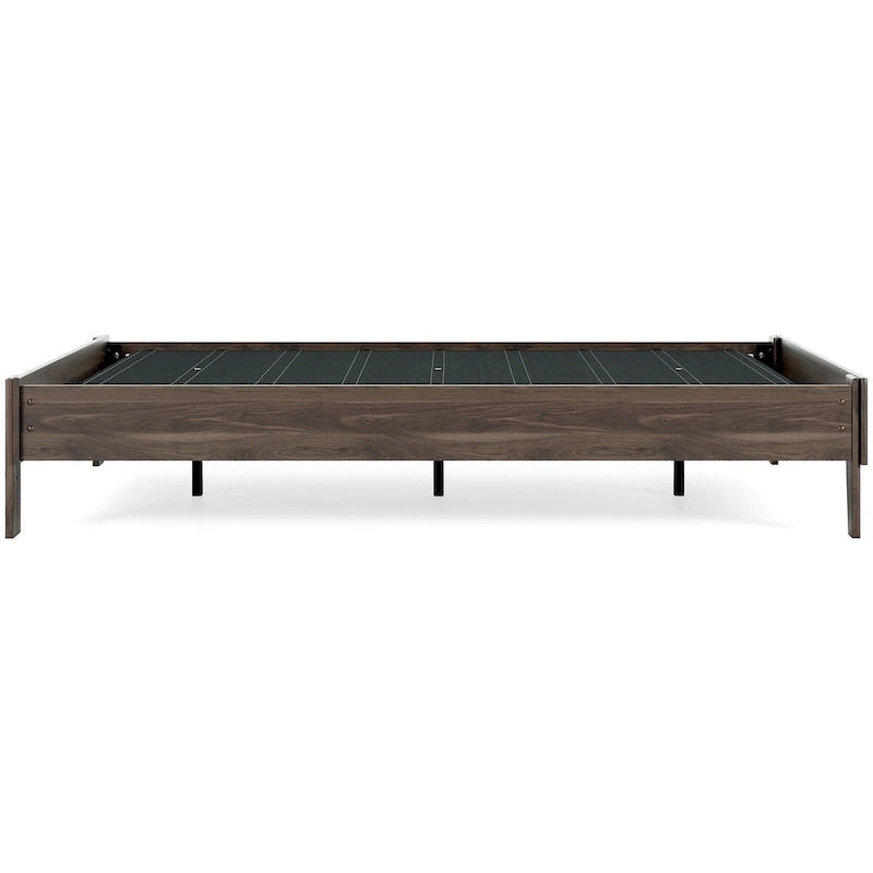 Lit plateforme Calverson Mocha de Signature Design by Ashley avec 2 tables de chevet