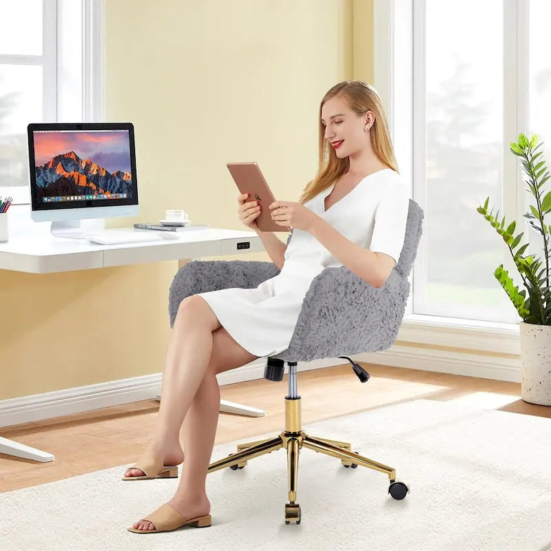 Chaise de bureau rembourrée avec base dorée pivotante à 360° et réglable