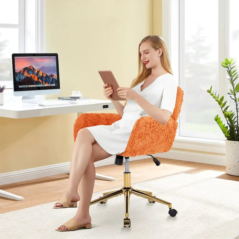 Chaise de bureau rembourrée avec base dorée pivotante à 360° et réglable