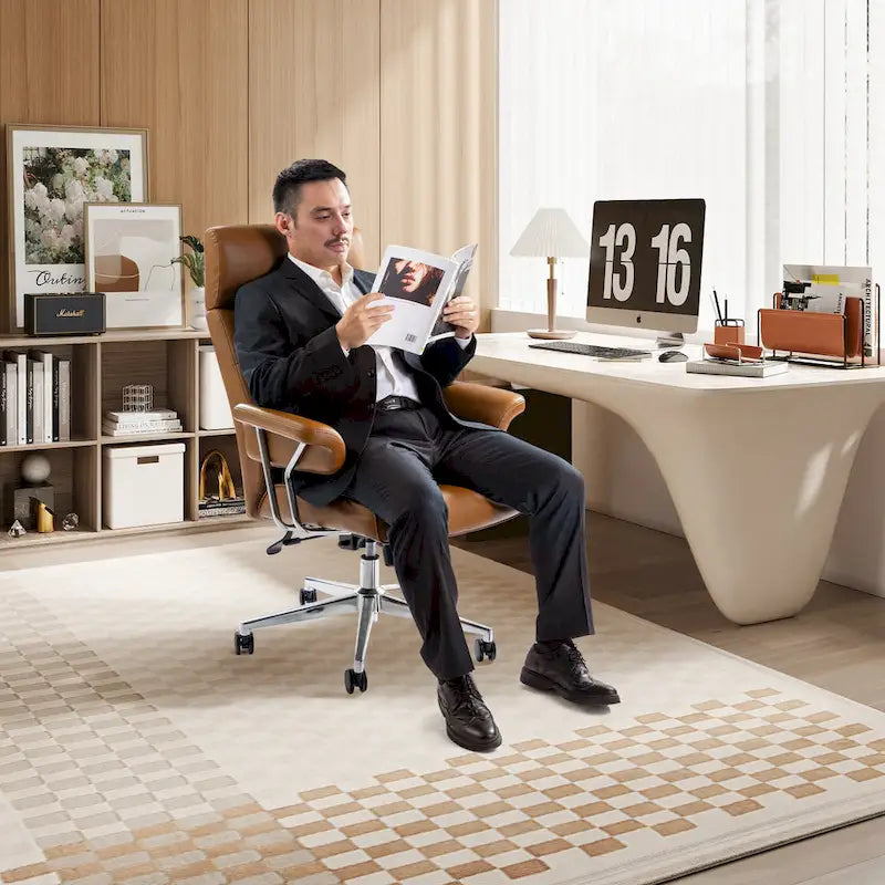 Chaise de bureau pivotante à dossier haut et accoudoirs, réglable par vérin à gaz, en similicuir marron, style Mid-Century Modern, par Glitzhome