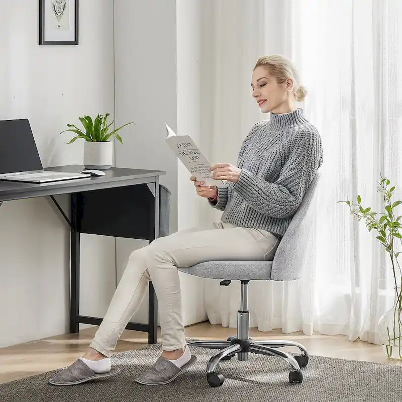 Chaise de bureau à roulettes sans accoudoirs pour petits espaces