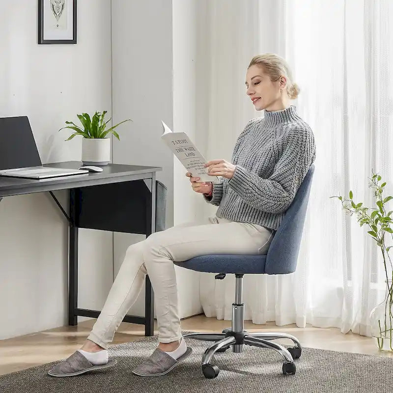 Chaise de bureau à roulettes sans accoudoirs pour petits espaces