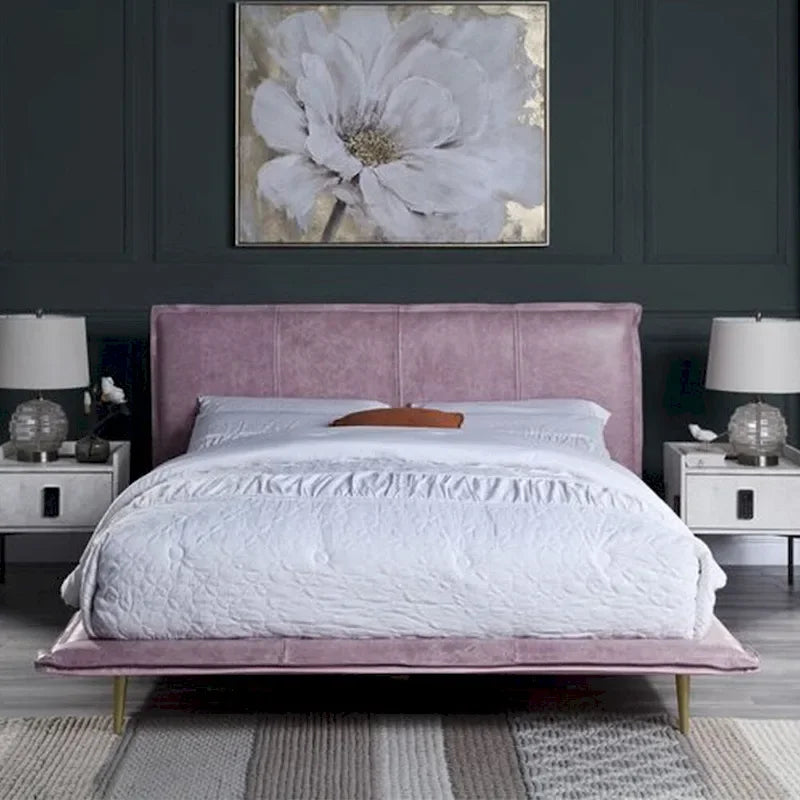 Lit Eastern King en cuir pleine fleur avec pieds en métal, finition rose