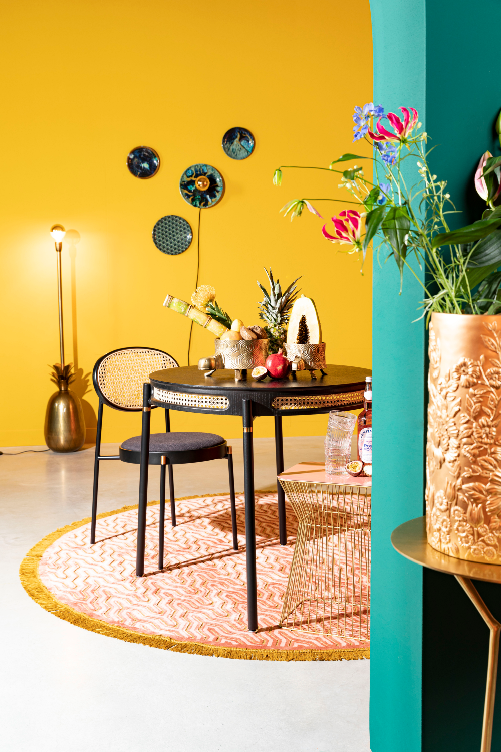 Table de salle à manger avec bordure en rotin
