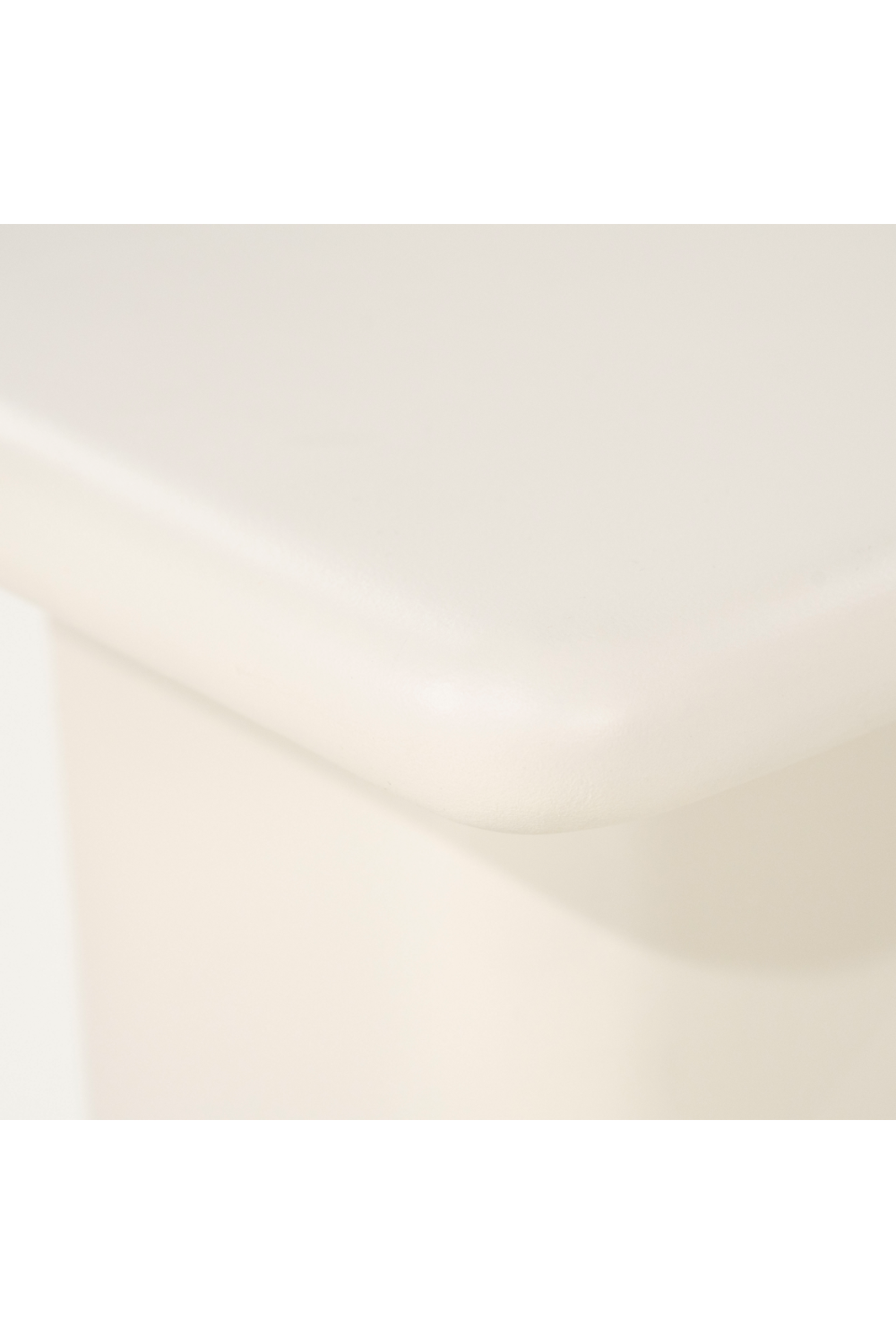 Table d'appoint en ciment laqué
