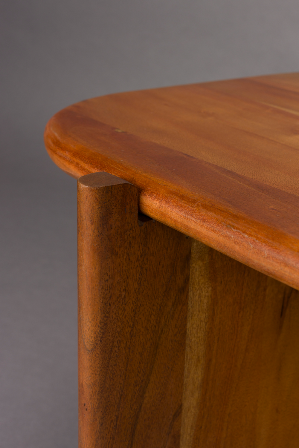 Table d'appoint à piétement oblique