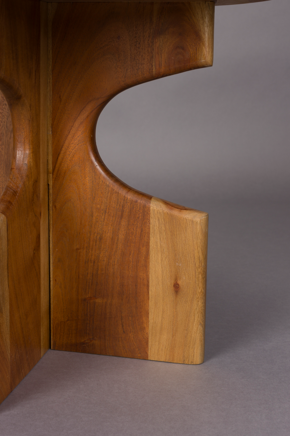 Table d'appoint en bois à base crantée