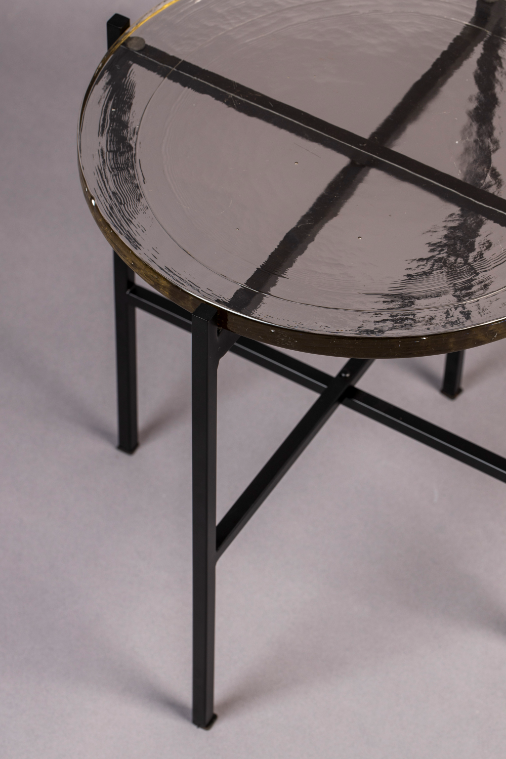Table d'appoint en verre moulé