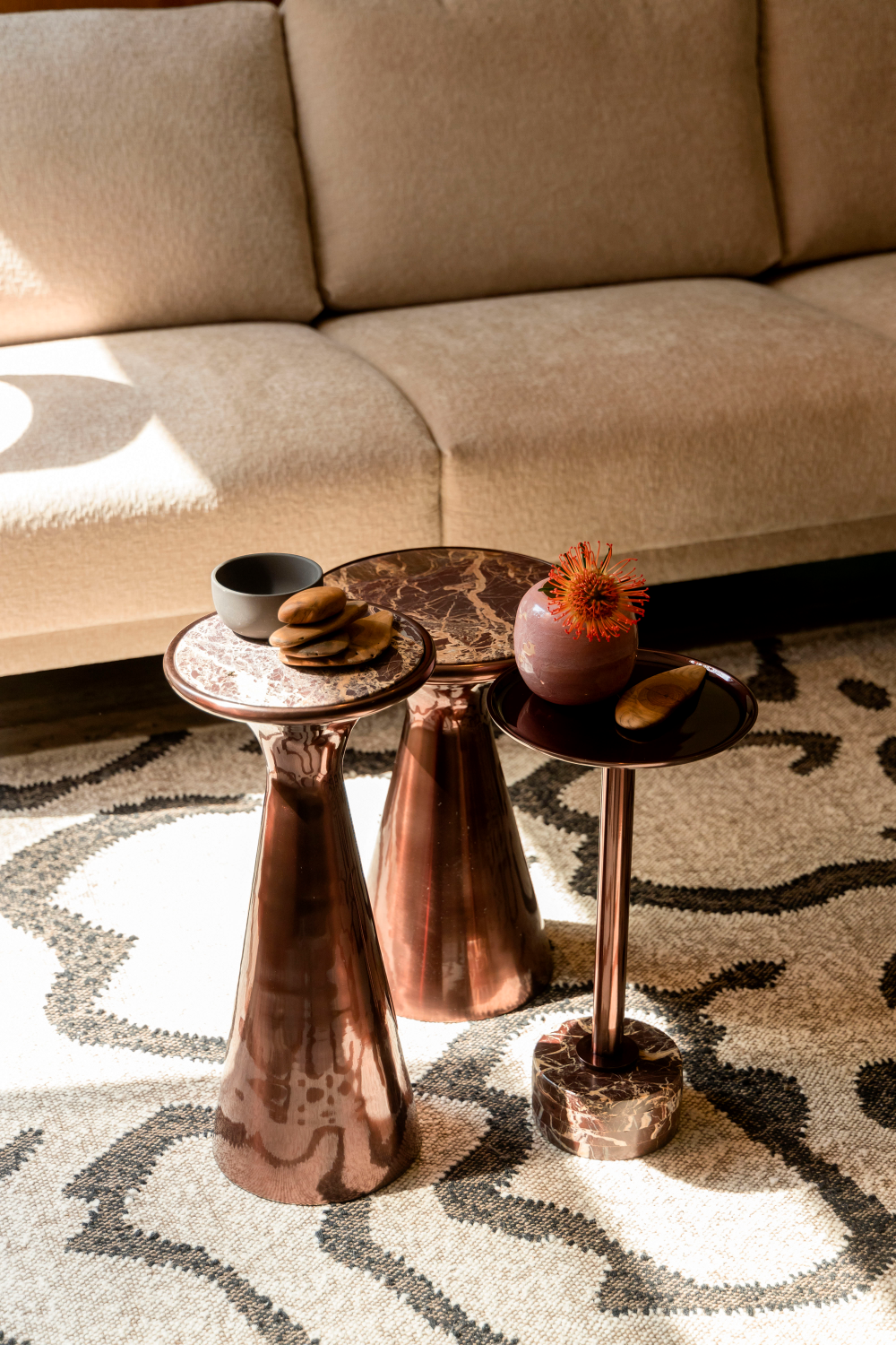 Table d'appoint en marbre brun