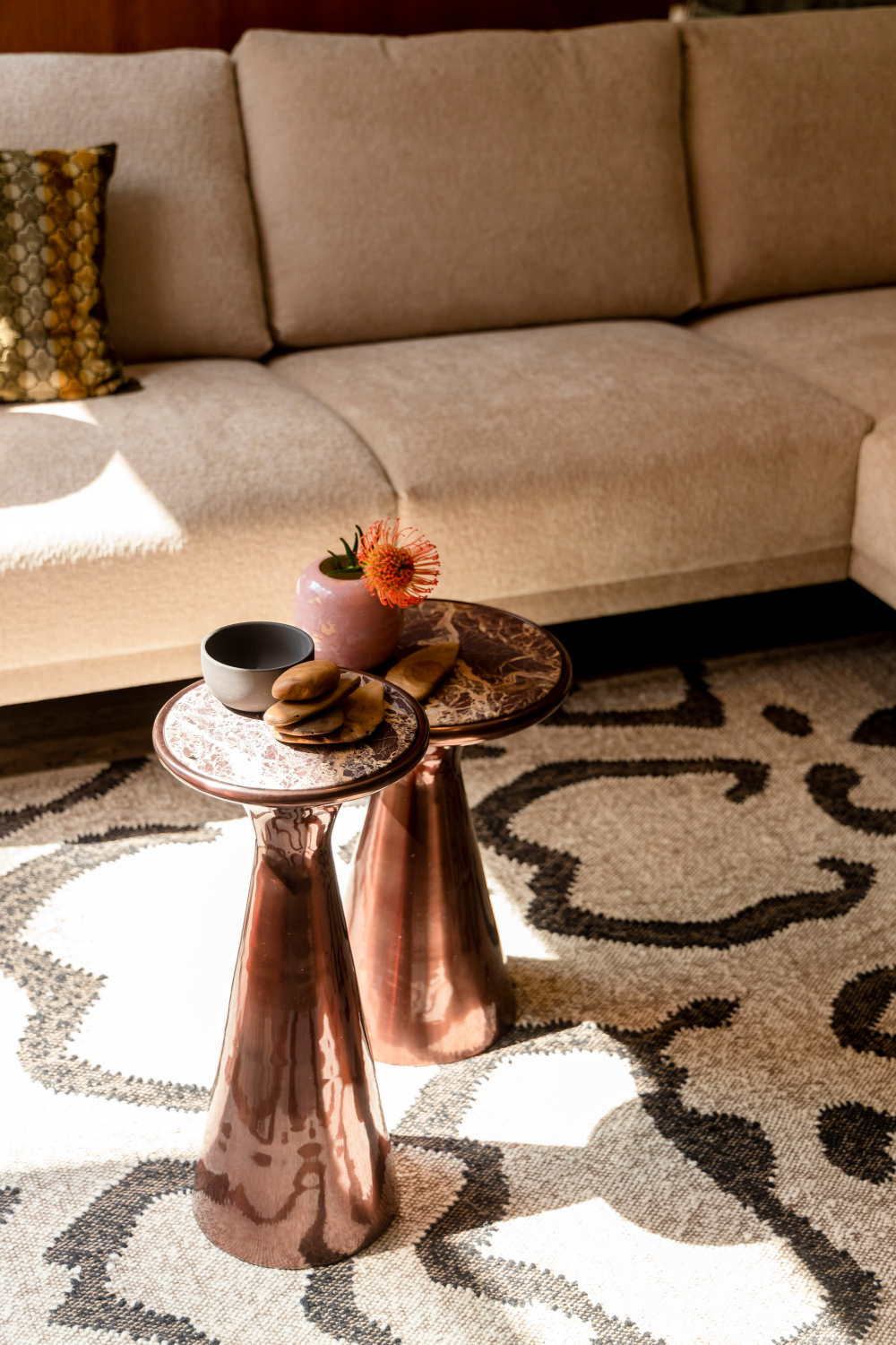 Table d'appoint en marbre brun
