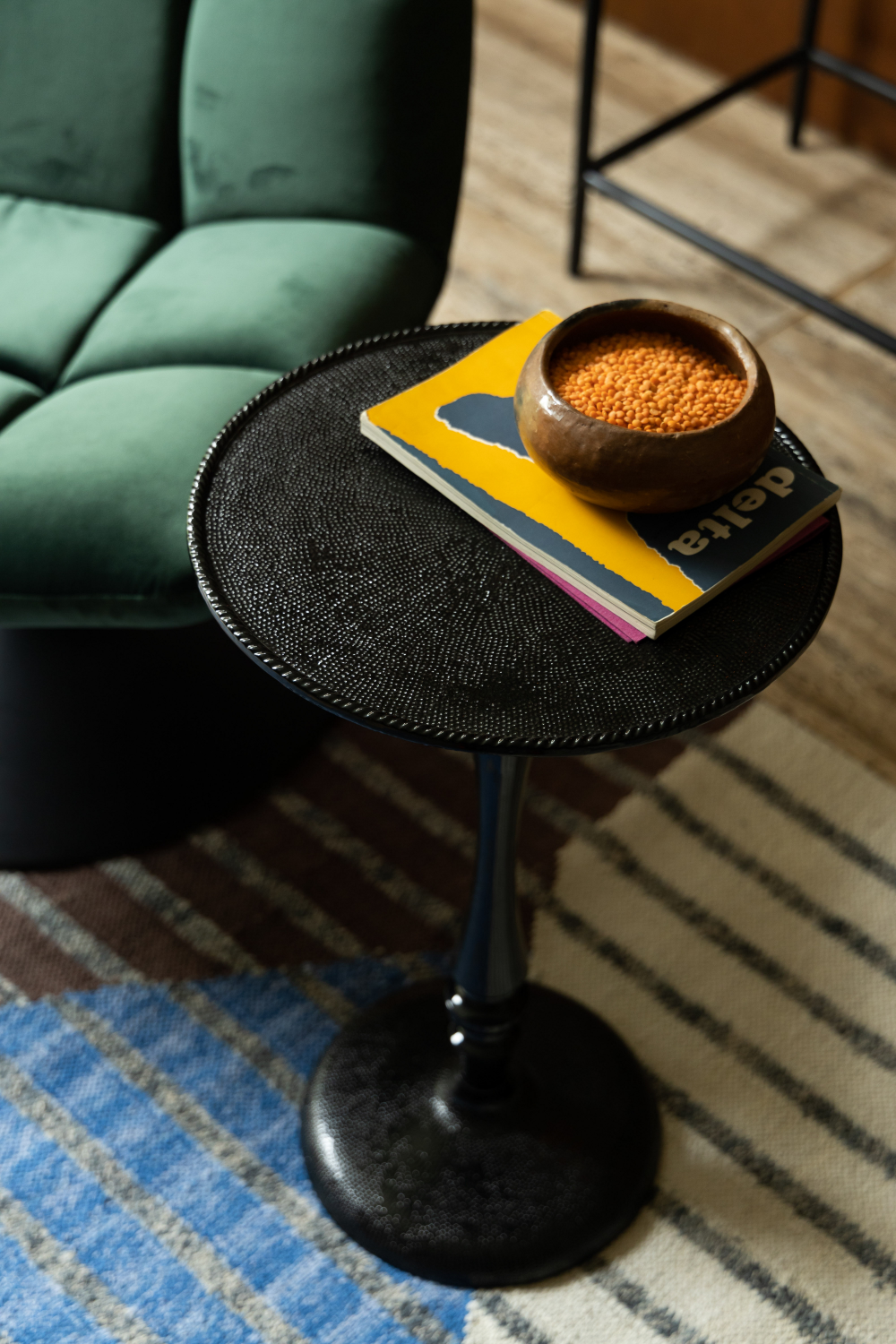Table d'appoint sur pied noire