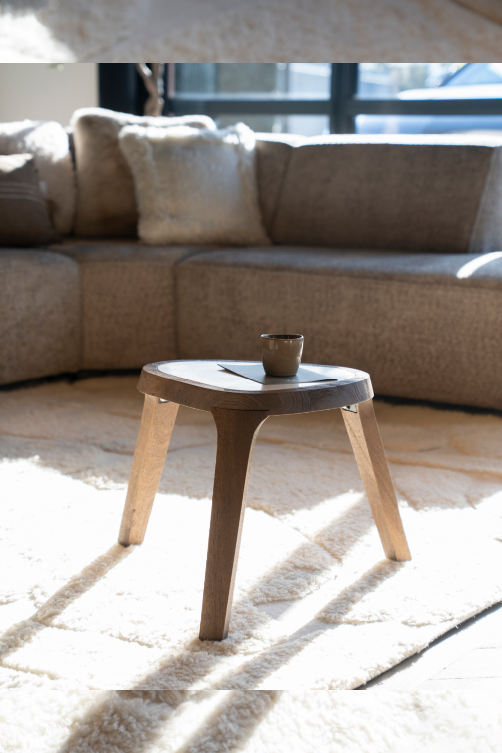 Table d'appoint triangulaire en marbre blanc
